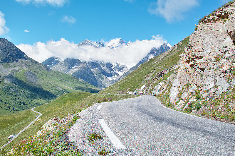 通往 Col du Galibier 的山路